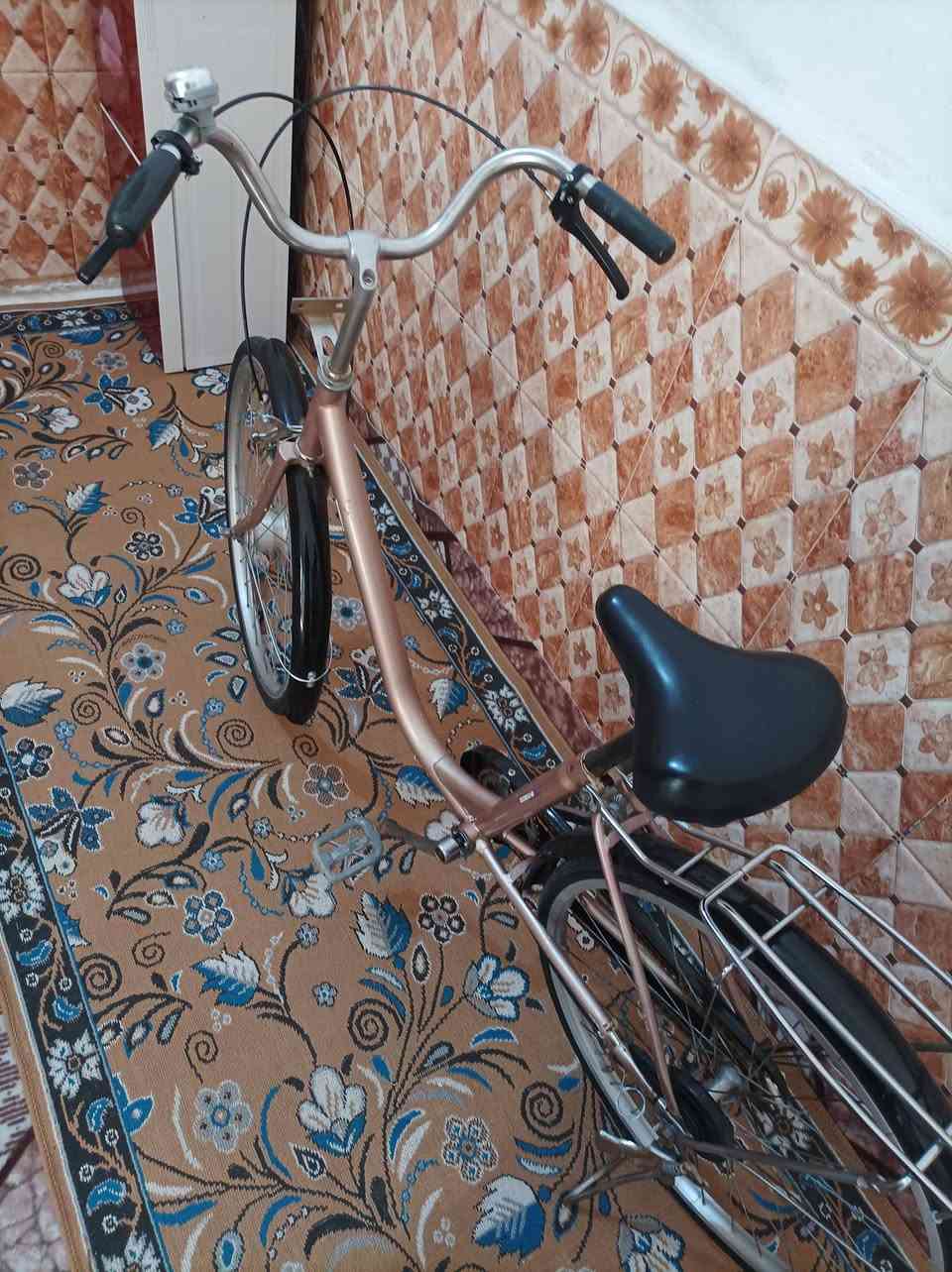 بايسكل بناتي جديد حاويه حجم 24  كامل اي نقص مابيه السعر 70. وبيه مجال اتصل على واتساب *********** الناصريه مركز
