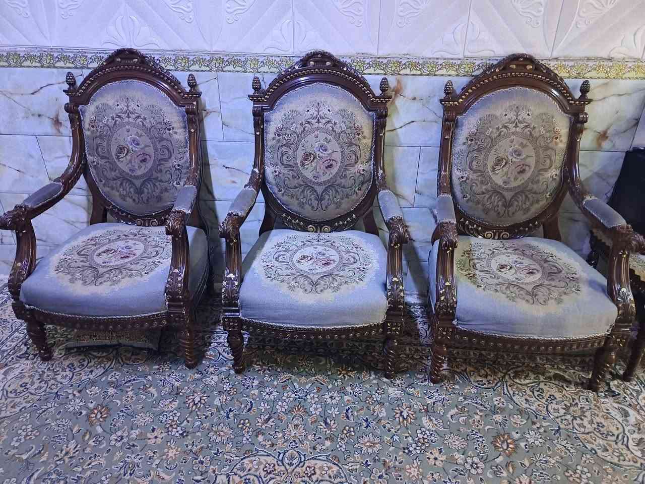 القنفات للبيع 8 مقاعد 
مع طبلة2 سعر ٢٥٠ ***********
