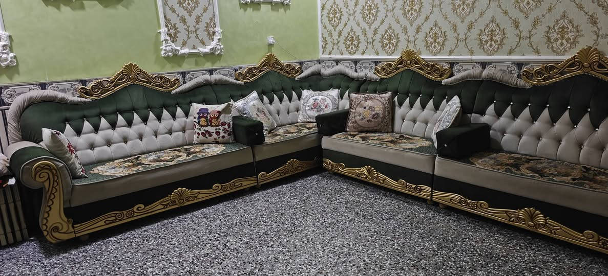 ديوان للبيع
عدد القطع/6
الطول/10 متر 
عمل النجار/ أبو حسين الرمظاني
جديد سنة واحدة فقط 
للاستفسار الاتصال على رقم
*********** 
الشطرة حي الامام الصادق
