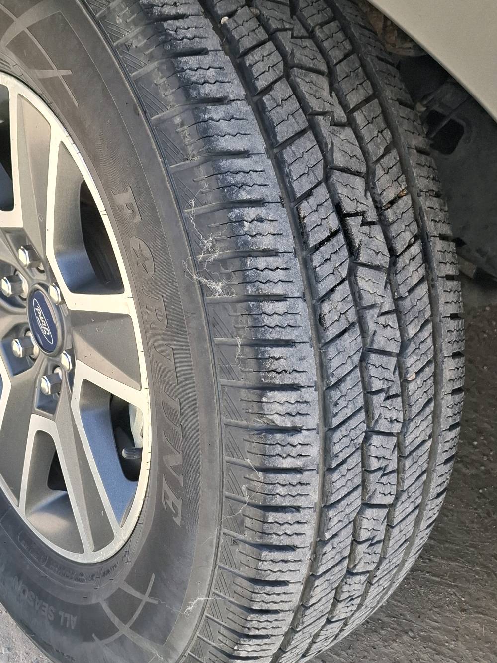 للبيع فورد F150 لون اسمنتي رقم بغداد باسمي ماشية ٢٩ الف  تك باب السيارة جديدة مشيها حالها حال الزيرو حادث كلش بسيط باللايت الايمن ومابيها صبغ بس بارد بخشم الجاملع الايمن مال حادث وبيها بارد خفيف بالبنيد وبالباب مال بدي الخلفي ... رقم الشاصي مرفع بالصور مع سنوية السيارة سعرها ١٥٥ ورقة وبيها مجال... مكانها بغداد حي الاعلام للاستفسار 009647733733771 ابو حسن والرقم بيه واتساب