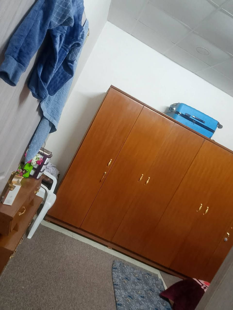 (ملاحضة مامتواجد ع فيس ال شراي يتصل)  السلام عليكم بيت بلديه طابق ونص للبيع البيت تجاري ع شارع العام فول سيراميك وستايكر الطابق الثاني غرفه نوم وكليدور وحمام البيت مابي نقص العنوان حي العسكري سايدين جامع خديجه مقابل قاعه بسطملي البيت بلديه صاير بنص الطابو للاتصال ول استفسار اتصل ***********
