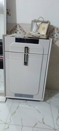 غرفه تركي خشب ثقيل 9قطع مستعملة اشهر قليله والضرر بس الموجود بالصوره ن...