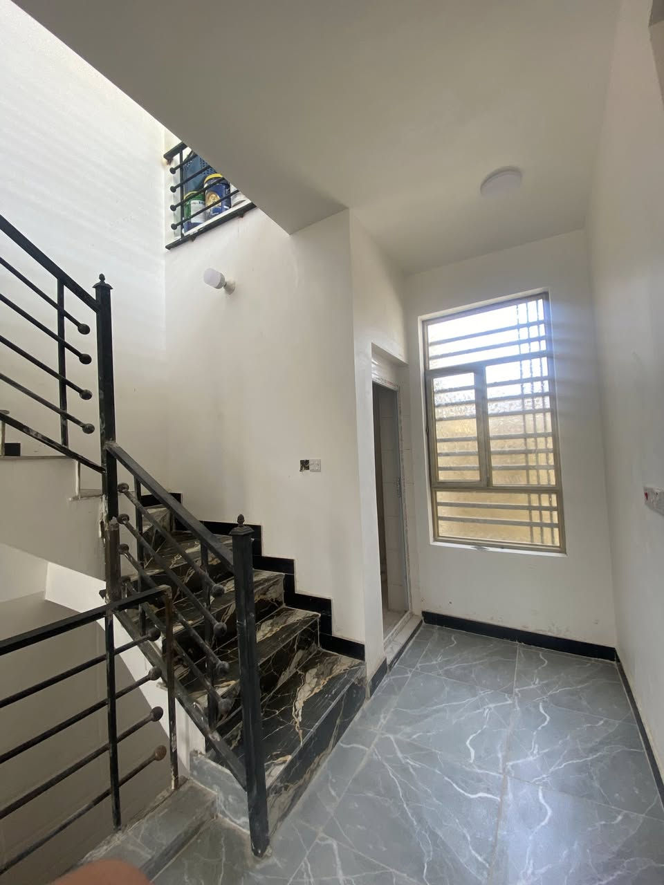 اعلان 📝
بيت 75 متر 🏠 للبيع 
بناء درجة اولى حديث 2025 كامل 🥇
يحتوي الطابق الاول 
استقبال وغرفة منام ومطبخ حولي وحمام مشترك ومنور وتواليت خارجي
الطابق الثاني 
غرفتين منام وحمام  
اضافة الى بيتونة كبيرة وسطح 
كما موضح في الصور 
البيت نظيف وجديد  ممسكون هوايي 
موقعه 
الشارع الغربي مقابل العمارة الحمرة قطاع السابع 📍
الشارع نظيف وحديث يعتبر افضل شارع في هذا المربع 
اضافه الى مقرنص الشارع 
للاستفسار ***********
