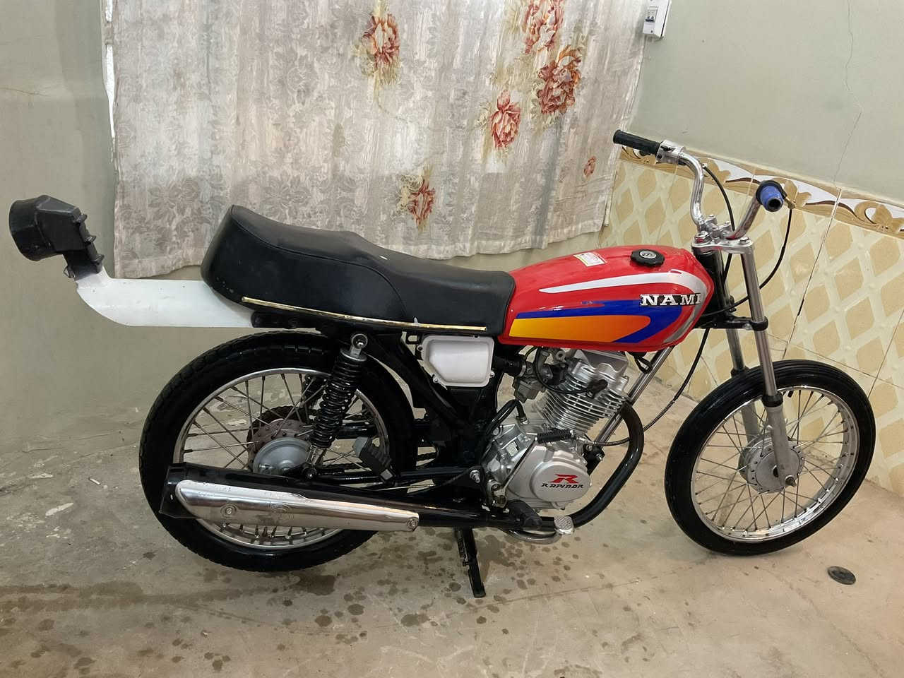 سلام عليكم أربعه كير  لبيع كلك. كلك مكفولها دراجه جديدها تعمير 25 محرك رابيدو دراجه متعوب عليها  الشراي يجي خاص السعر 500 وبيها مجال وهاذه رقمي ***********
