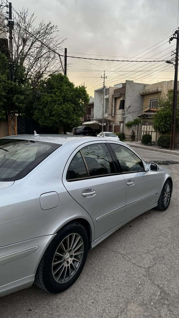 للبيع ⚠️⚠️.  Mercedes-benz
مكان السيارة موصل 

🛑🛑للاستفسار ***********

او على واتس اب ☎️.  ***********

E200 Kompressor  

(موديل 2007 رقم دهوك ) السيارة بأسمي شرط تحويل ⚠️

تيربو 4 سلندر 

(بدون حادث فقط بارد شرط الفحص )

هزة جديد 2027

مواصفات فول ⚠️

فتحة سقف

تشغيل الكتروني

مقاعد قماش 

ديكور خشبي كلاسيكي

شاشة وسطية (نظام COMAND)

تحكم بالمقود

تبريد + تدفئة
