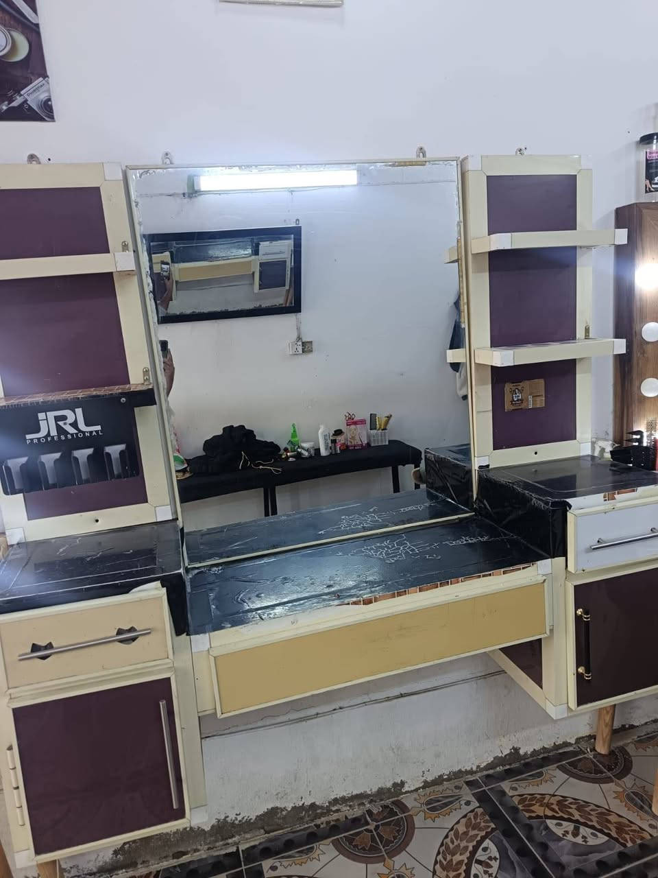 البيع ميز حلاقه عدت 3 كرسي واحد رفوف 2  عنوان ديالئ خان بني سعد رقم لهاتف ***********
