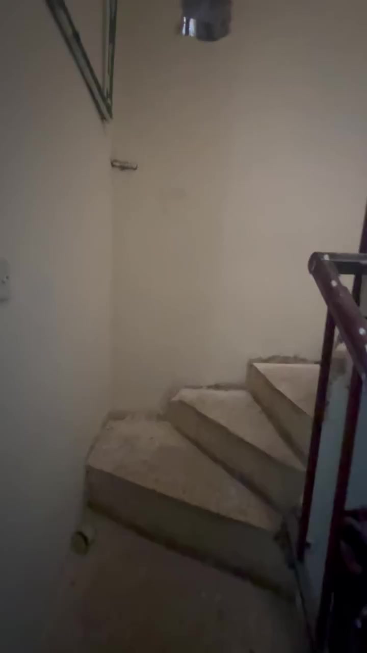 السلام عليكم 
بيت 100 متر للايجار منطقة التراث تقاطع الربيعي الي يصير بعد مدخل الري سادس فرع على ايدك اليسرى قرب افران المنتظر 
اني مو من المنطقة لذلك اعذروني مااندل بيها هواي 
البيت متكون من صالة وهول ومطبخ بالاول وحمامات خارجية وداخلية وغرفتين في الطابق الثاني البيت سويت السطح مالته وايضا صبغ وتغيير ابواب الحمامات وكما موضح بالصور والفديو والبيت بالفديو وصخ لان العمال هسه طالعين منه مجرد تنظيف 
ملاحظة الطابق الثاني بس بي غرفة يحتاجلها قطع واني اكملها يعني ويحتاج يدات مال شبابيك وكم جامة بيها كسر يتم اكملها واستقطاعهن من الايجار ماكو اي مشكلة 
الاتصال على الرقم ***********
