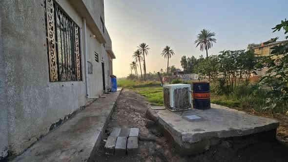 ✅️دونم إله ربع في كربلاء 
 دونم إله ربع للبيع واجهة 40 متر مع بيت طابق ونص مساحة البيت 200 متر تحت البناء طابو زراعي سند 25 (تحويل مباشر بأسم المشتري) الموقع كربلاء - منطقة ال جباس شارع نجف كربلاء عمود 1095 وتنزل 3 كيلو عن الشارع العام طريق الزوار يبعد من مركز مدينة كربلاء الامام الحسين(ع) 15 كيلو 

💵السعر 140 مليون مكتب الحسناوي للعقار  

أتصل الآن : *********** 📞
