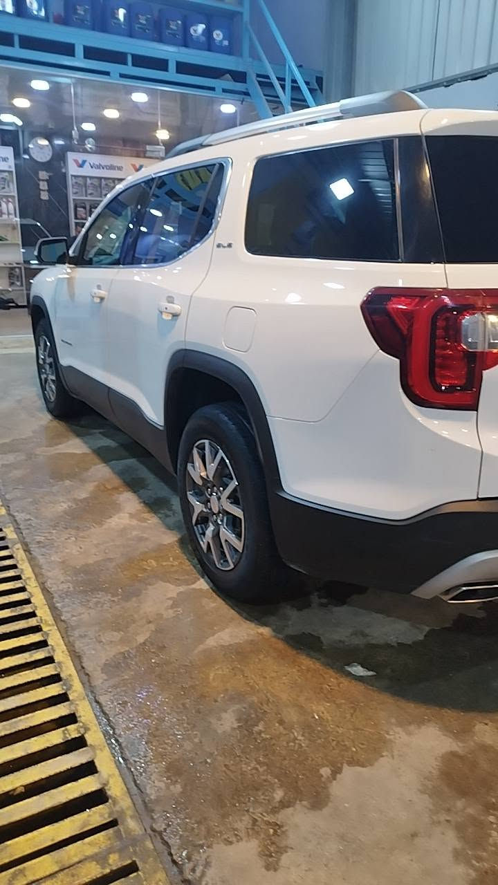 GMC Acadia 2023 فئة SLE AWD -
• ليتات هالوجين + LED نهاري •
 مرايا كهربائية مع إشارة LED •
 روف راك فضي • 
إكزوست كروم  •
 حساسات خلفية •
 كاميرا خلفية HD •
 دخول ذكي + تشغيل بصمة 
نضام AWD  دفع رباعي منفصل 

 أنظمة الأمان •
 7 وسائد هوائية • فرامل طوارئ أوتوماتيك AEB •
 تنبيه الاصطدام الأمامي FCA • 
نظام البقاء في المسار LKA •
 تنبيه النقطة العمياء SBS • 
تنبيه حركة المرور الخلفية RCTA • 
نظام Teen Driver • 
نظام OnStar •
 مانع تشغيل المحرك ضد السرقة
...... 
رقم سليمانيه بسمي مكان  السيارة بغداد 
عداد 45 الف mi
............ 
س ع ر 220 $ 
......... 
***********
***********
