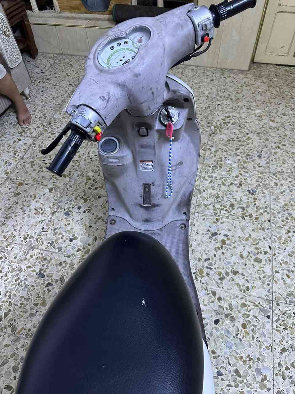سلام عليكم دراجه فله للبيع الدراجه رمبه جديده بمعنى الكلمه اوراقهه كامله ما ناقصهه شي مكفوله كفاله عامه مختمه ختم واحد كلهه حته ترايش مختمه  زوج تايرات جدد كهربائيات كلهه شغاله نكره سلف بكل وكت دهن كله امزويل السعر 850 وبيهه مجال والمايعرف اسعارهن لاا يتعبني مكاني مدينه الصدر قطاع 41 الهاتف ***********
