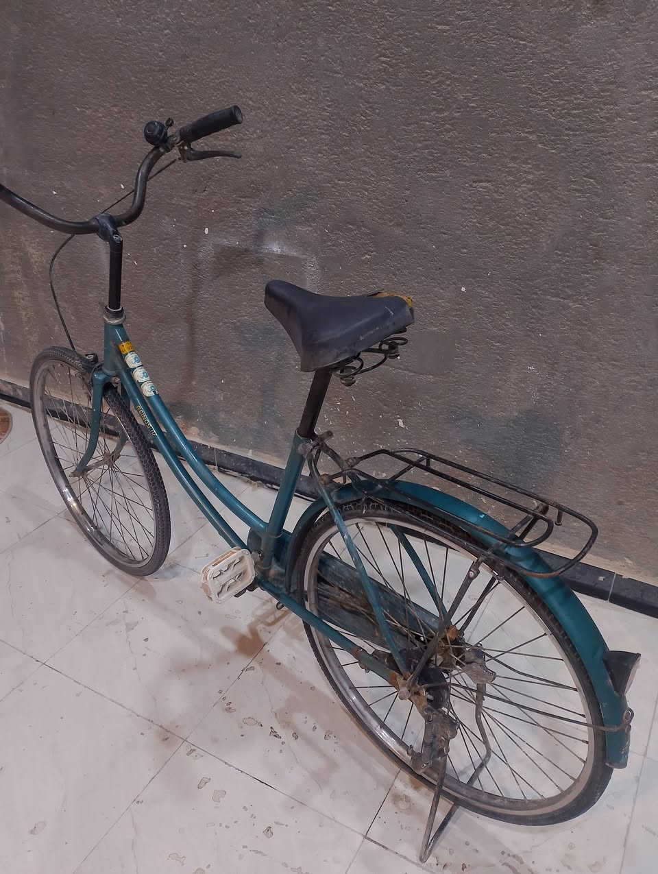 باسكل نضيف عوزه بس بريك خلفي ونفخ تواير امامي وكدام وفحصت تواير مابي شي فقط نفخ ولكن بي بريك امامي 
المكان _ناصريه حي السكك قرب تقاطع رايه 
السعر 60وبي مجال 
الرقم/***********
الحجم/24
الون/مميز كلش حلو
