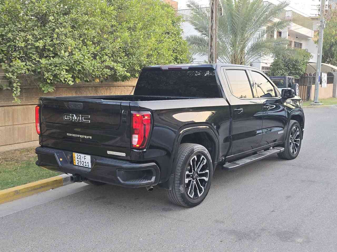 جمسي سيرا 2022 الفيشن اسود 

رقم اربيل

محرك  v8 5300

فول مواصفات 

داخل شكل الجديد

شاشه كبيره 
بصمه تشغيل 
بصمة ابواب 
تشغيل عن بعد 
باب طويل المرغوب

باب خلفي  3 قطع
رباعي 4x4
 محرك V8 5.3 
اوتو ستارت 
شاحن واير ليس

ويل كب 
لايت لد زنون 
بروجكتر زنون 
شاشه كاميرا 

ماشيه 127 الف 

الحادث مرفق السياره بدون صبغ جاملغ مبدل نفس اللون 

مكان السياره بغداد حي الحسين خلف كليه الرشيد 

للتواصل  ***********
