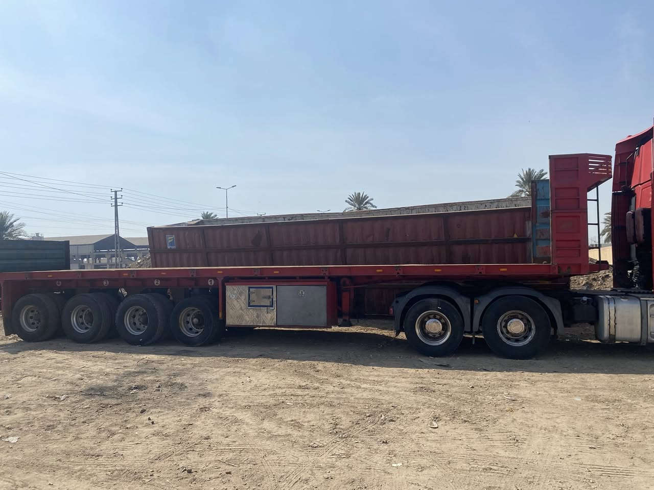 سلام عليكم للبيع تحويل ثاني يوم سياره مكفوله من كلشي سنويه هزه جديد سنكل خلفي مزوج كير غساله12 نمره مكينه480 تك سوبر  عربانه  13متر تايرات الراس تخم العربانه عوزها زوجين بس سياره جاهزه للشغل بس نقصها سايق مكان ابو غريب .***********
