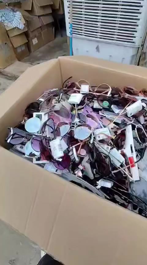 النظارات النسائية 💯 
الكيلو يعد من 25 إلى 30 قطعة تقريباً 
بعدة أشكال وإطارات منوعة 
قطع درجة اولى وكله جديد باب اول 
سعر الكيلو 18
الكارتون يتراوح وزنه من 8 كيلو الى 11 كيلو 
للحجز والاستفسار ***********
موقعنا 📍 بغداد جكوك شارع البالات قرب سكة القطار تحديداً شارع الهوش مخزن ناصر عبد الإله الفتلاوي ابو سجاد
