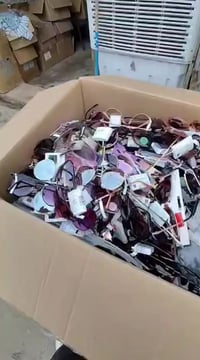 النظارات النسائية 💯  الكيلو يعد من 25 إلى 30 قطعة تقريباً  بعدة أشكال ...