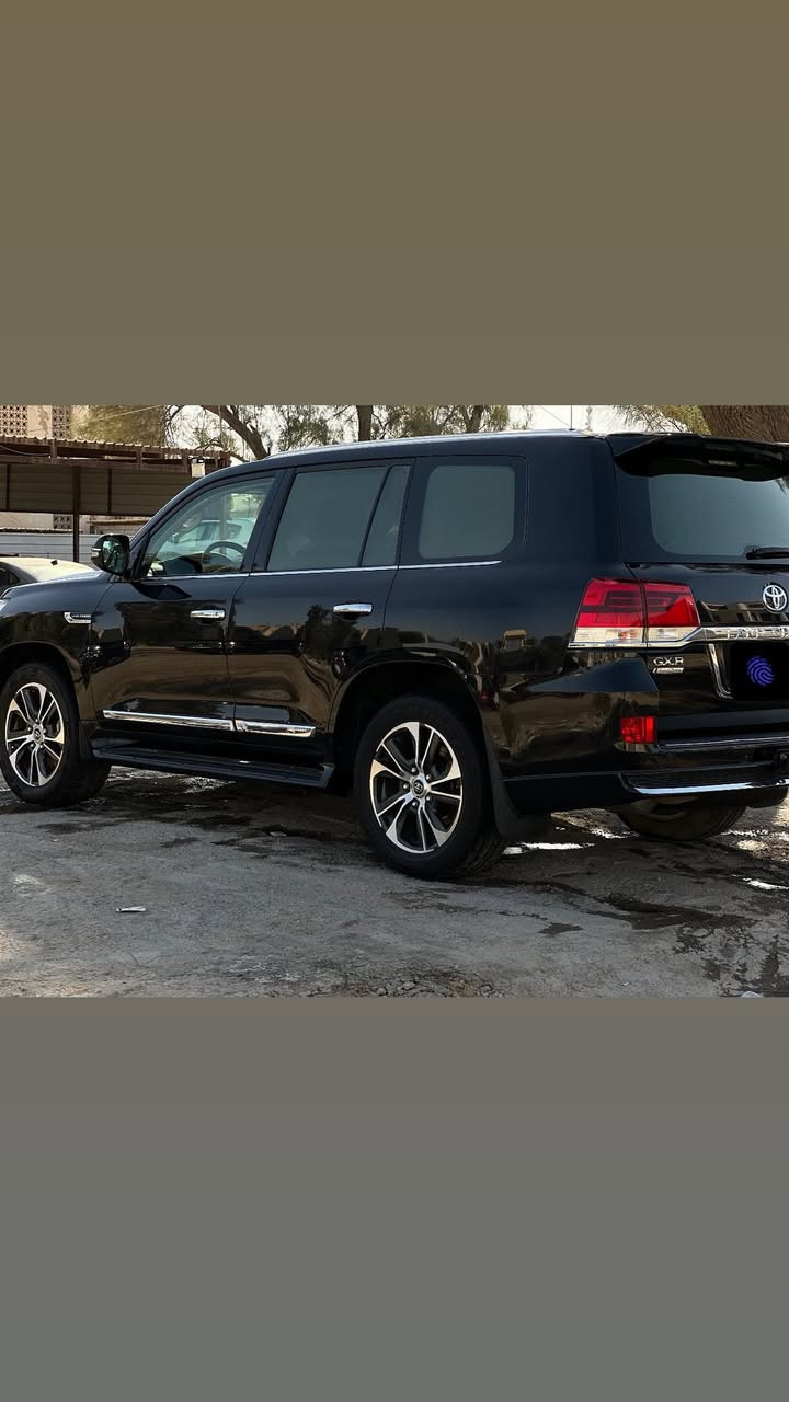 السلام عليكم للبيع لاندكروز GXR2020رقم بغداد سياره كلش جديده ماشيه 90 كير مكينه كفاله بدون صبغ فقط بارد بالجاملغ الامامي الايمن السعر53وبيها مجال مكان السياره بغداد ***********للاستفسار
