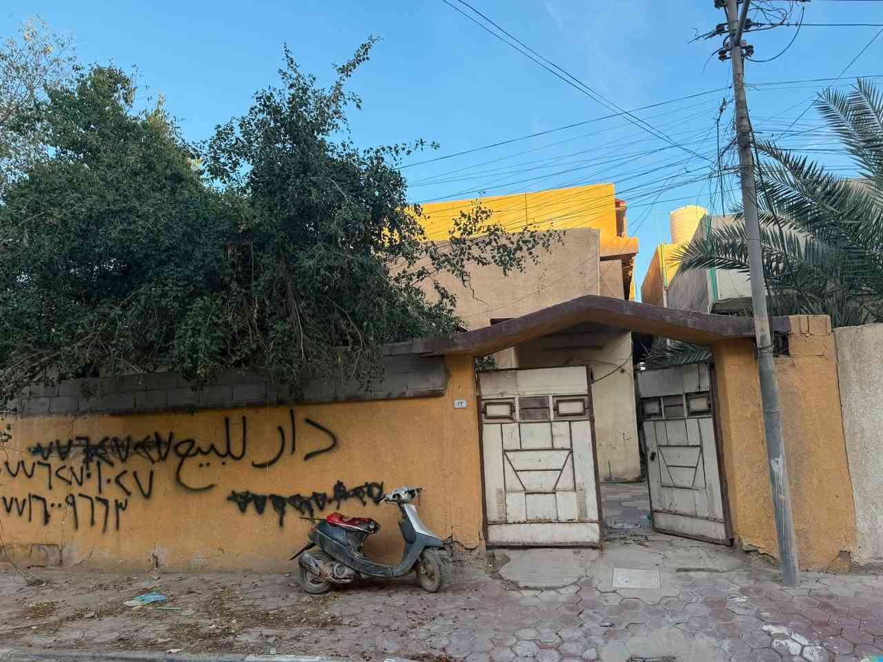 سلام عليكم بيت للبيع في البصرة في حي الزيتون البيت طابو صرف مساحته 215متر البيت يحتوي عل طابقين طابق الاول غرفه+دوانيه+هول+مطبخ+صحيات هاذ طابق لاول طابق ثاني يحتوي عل غرفتين سعر البيت230 ورجائن المو شراي لايرسلني الهاتف ***********
