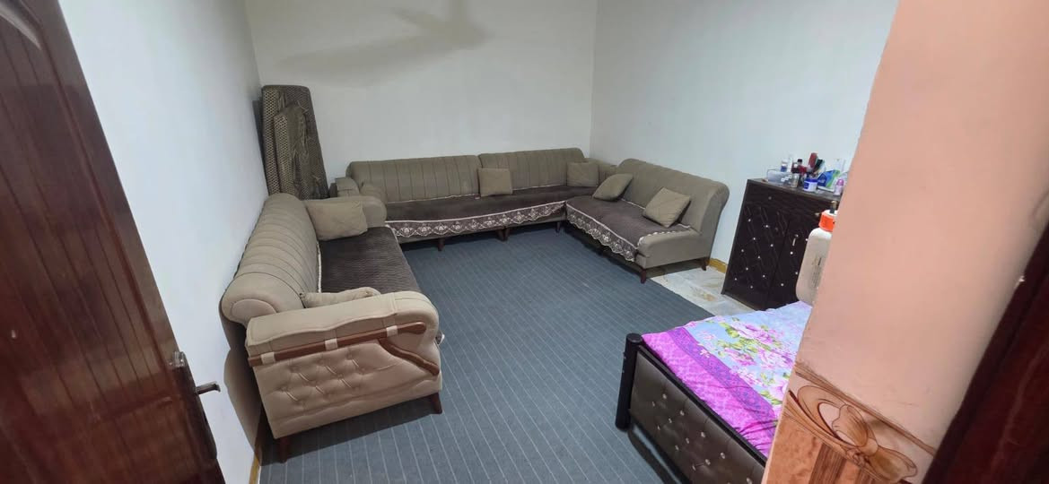 دار  لببيع  مساحه  150م الاساس  صب  البناء  طابوك  السقف  صب  طابقين  يحتوي على 4غرف  وصاله  وستقبال  ومطبخ  وصحيات  داخليه  وخلرجيه  الدار  جاهز  فول  شارع  المطار  القديم  للسعر  خاص  الاستفسار  ابى الرقم  ***********
