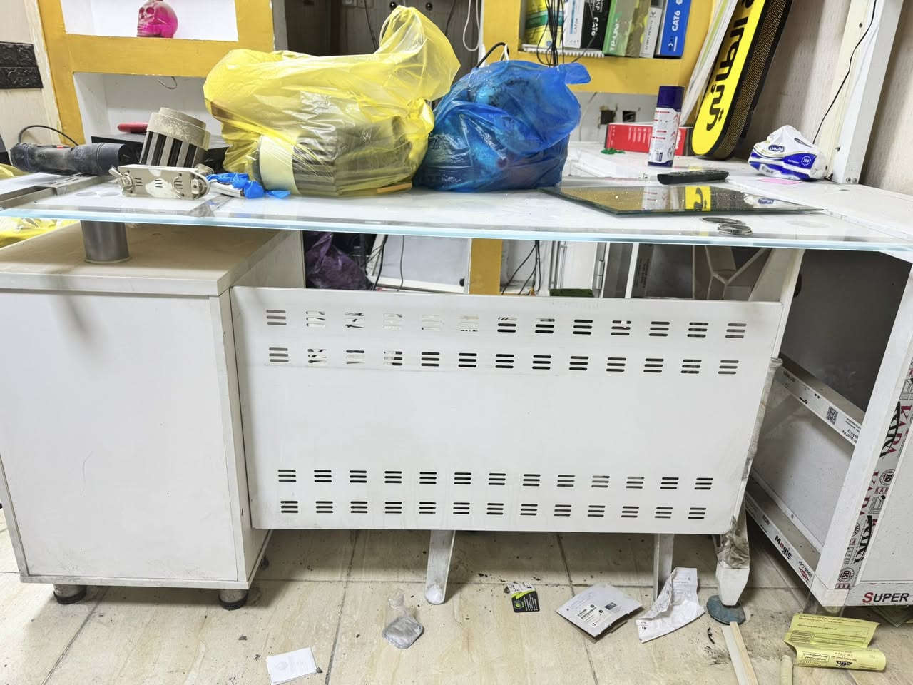 غراض مكتب للبيع 6كراسي جلد الواحد ب20 الف سيت طبلات عددهن 4ب30. ميز جام ابيض السعر 100 الف ميزان اليمنيوم الثقيل  واحد زاويه مجموعه مساحته 3ونص متر وواحد طويل مساحنه متران. جام خانه كامله مع مرفقاتها جديده  طولها 3امتر و30سم والعرض 240 سم السعر 150 الف. والاسعار قابله للتفاوض


**إذا كنت صاحب هذا الإعلان وتريد حذفه لأي سبب، رجاءا أرسل رسالة إلى الدعم الفني**