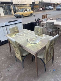 ميز طعام • ٤ كراسي