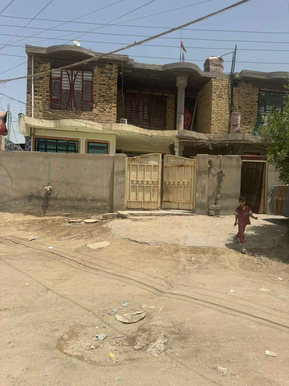 سلام عليكم بيت للبيع مساحه 300يتكون من مشتملين مع محلات بيت ركن موقه حلو مكانه بابل القاسم قرب الجامعه المشتمل الاواحد يكون من 3غرف وصالتين ومطبخ واستقبال بناء طابوق صب كونكريت ستفسار على رقم ***********
