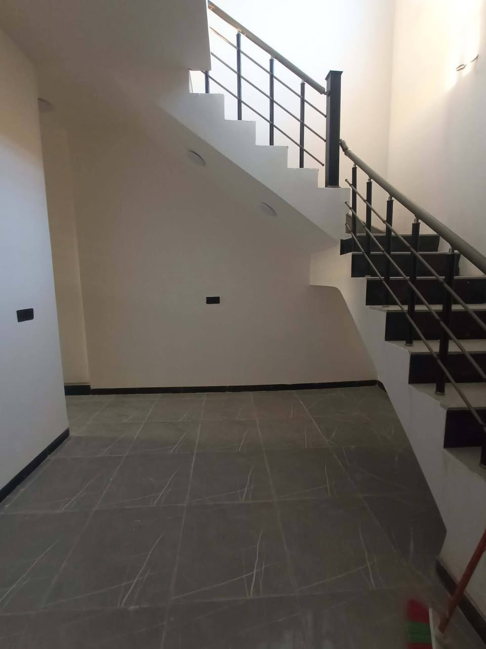 اللــــهــم صــل عــــلـــــى مـحــــمـــد وال مـحــــمـــد 
دار للــــبـــيــــع الــــمــــســـاحــــه100م واجــــه5نـــزال20
        
                        طــــابـو زراعـــي سـنـــد25

                              طابــــقــــيـــن

حـــــديـــــــث 2026                     اســــتـــلام مـــبـــــاشـــر

                           الـطابـــق الاول 

غــرفــه نــــوم وكــــلــــــدور وســــتـــــقـــــــبـــــال ومـــطبـــخ ومـــــجـــمــــع صــــحيـــات داخـــل وخـــارج 

                         الــــطابـــق الـثـــانــــي 

غــرفــــــه نـــــوم وكــلـدور 

                            عـــــنــــــوان 

حــــلــــه مـــــحيـــــزم 4  شــــارع شــــريـــــفــه الـجــديــــد

مـــقــابـــل المـــلعــــب الخــمــاســـي 

           اتــــرك تـــعـــلــــيق ويـــــتـم الــرد خــــاص او

للاســـــتــــفـــسار مـــــــــكتـــب الـــــربـــيعـــي للعــــــقــــار ولمــــــقــــاولات الـعــامـــــه شـــــارع 100قــــرب جـــــــســــر المــشـــات او اتــــــــصال ***********

                             مـــــلاحــــــضـــه 

لــــمـــن يــــــرغــب بــــــعـــــرض عــــقـــــار طابـــــو صــــرف او طابــــــو زراعـــي للاجـــار او للـــبــــيـــع مـــــراســـلت الـــــصـــفــــحـــه او اتــــــــصال 
***********
