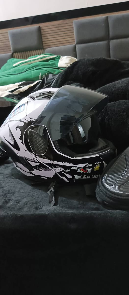 خوذه وجنطه ماركه سيزر اشتريتهن استخدام يومين رايدهن ب70 الف
***********
