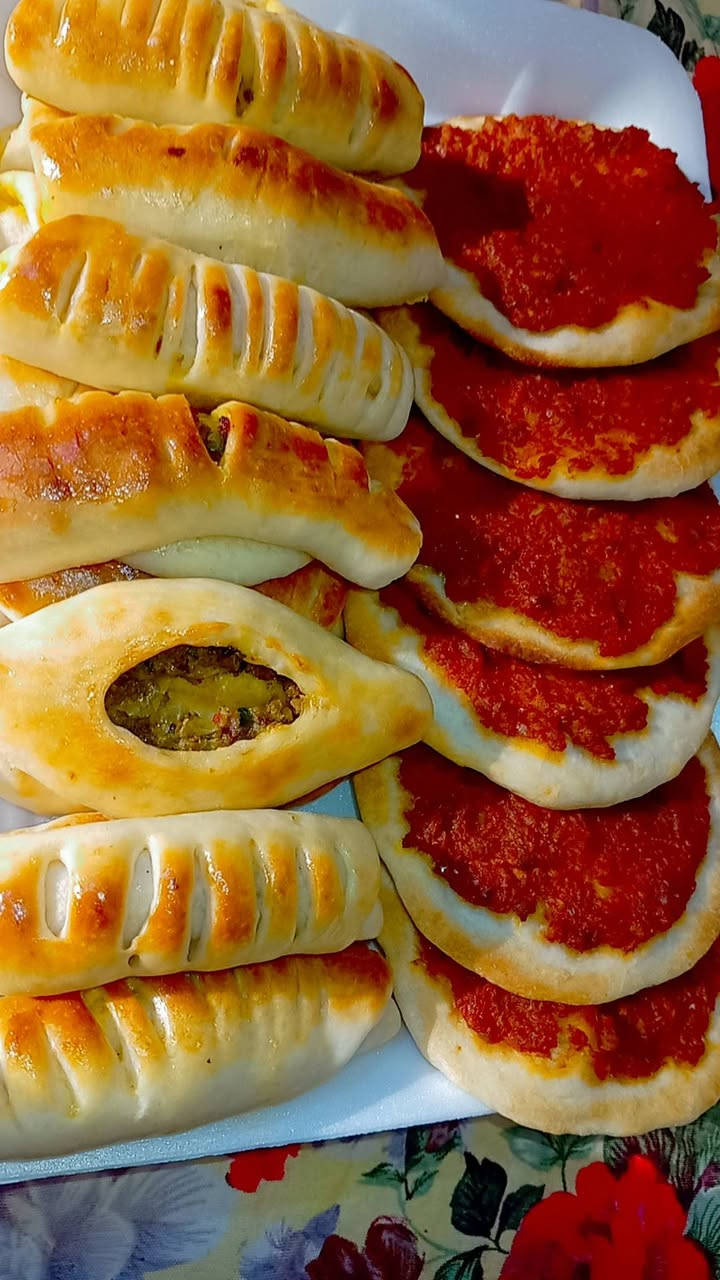 مساء الخير والعافية وفرتلكم صينيه مشكل 5 لفات صاج دجاج و4 قطع لحم بعجين و4 قطع فطائر صينيه كامله بس ب10الاف دينار تفيدكم عصرؤنيات وللطلعات السريعة وعشا وريوگ ❤️ طبعا هواي انطلبت من عندي واني نفذتها الكم ان شاء الله ❤️ إلي يريد يحجز ويدزلنه الرقم والعنوان وتوصلكم لباب بيتكم وتدللون علينااا 🫶 للحجز والاستفسار الاتصال على الرقم ***********عرؤضنا وياكم ماتخلص لعيونكم عوائلناا الطيبه 🫶  عرض الصينية العائلي بعده مستمر يجيكم بهذا الشكل والترتيب ووياها الصلصات ب10الاف دينار بيها 10لفات صاج وتوصلكم حاره لباب بيتكم طعم وهشاشة ونظافة فووول دجاج ذبح فريش مو مجمد ❤️❤️ 🫶
