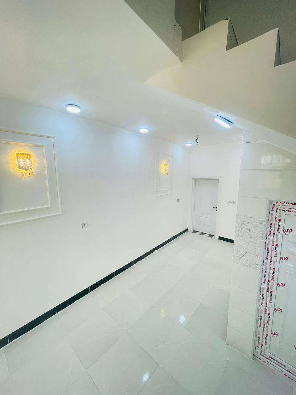 المساحه 60متر  
💰 السعر: 25 مليون (قابل للتفاوض)
🏗️ البناء: طابوق  جمهوري 
🏠 الأساس والسقف: صب كونكريت مركزي 

مواصفات البيت:
✅ غرفة نوم 1 🛏️
✅ صالة 🛋️
✅ مطبخ 🍽️
✅ صحيات 🚿

الخدمات المتوفرة:
🔹 ماء 💧
🔹 كهرباء ⚡
🔹 شوارع مبلطة 
🔹 مدارس قريبة 🏫
🔹أنترنيت ضوئي 
🔹 خط مولده 
📍 الموقع: النجف مقابل ملحق قرية الغدير عمود 321

📜 طابو زراعي (إقرار محكمة)

📞 للتواصل: ***********

(ملاحضة ) متوفر لدينا كافة المساحات والدور  ألسكنية وعرصات 
وأراضي زراعيه
