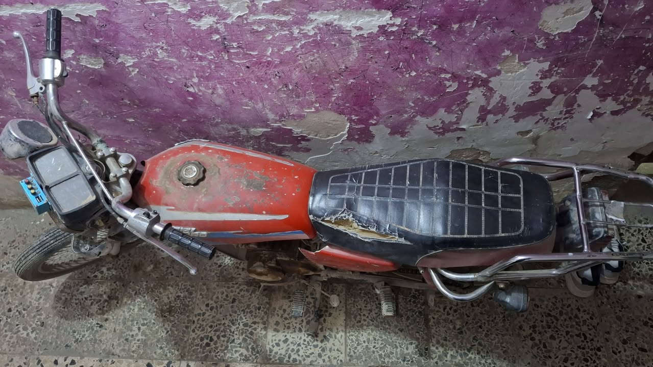 نامة اوراق اصولي 
نضافة ٧٠ بالمية بس ما مغسولة 
الدراجة  ( كايمة ) بس قوية شلعة ومشي 
نص هندر تشتغل وتراي وين ما جان ذبلها دهن وتطرك 
سعرها 250 الف مجال بسيط حك الجية 
***********
