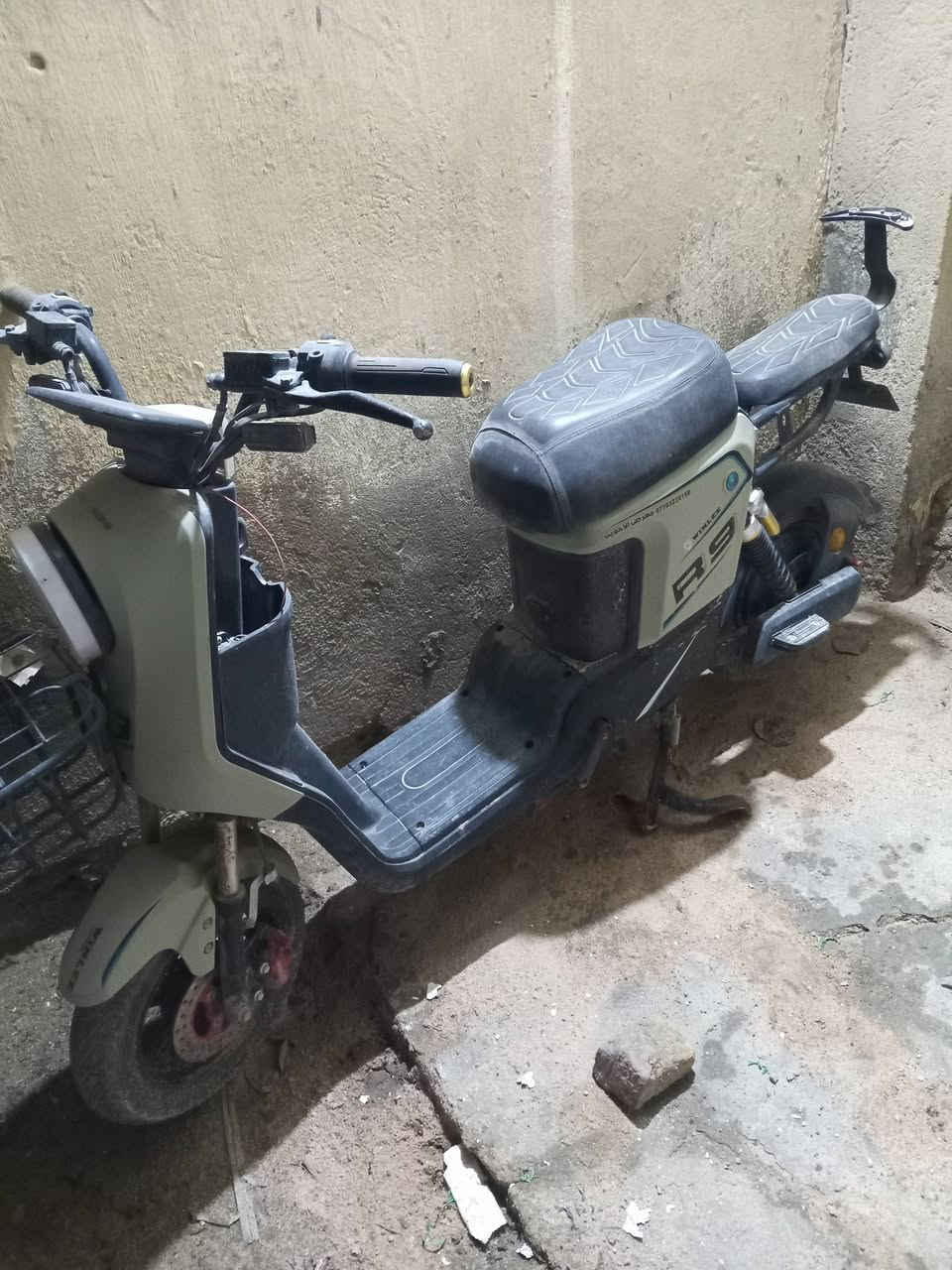 دراجة شحنR9 بدون بطاريات مستخدمة ۲۲٥الف بصمه وشاشه رقم الهاتف (***********)_ابو الخصيب
