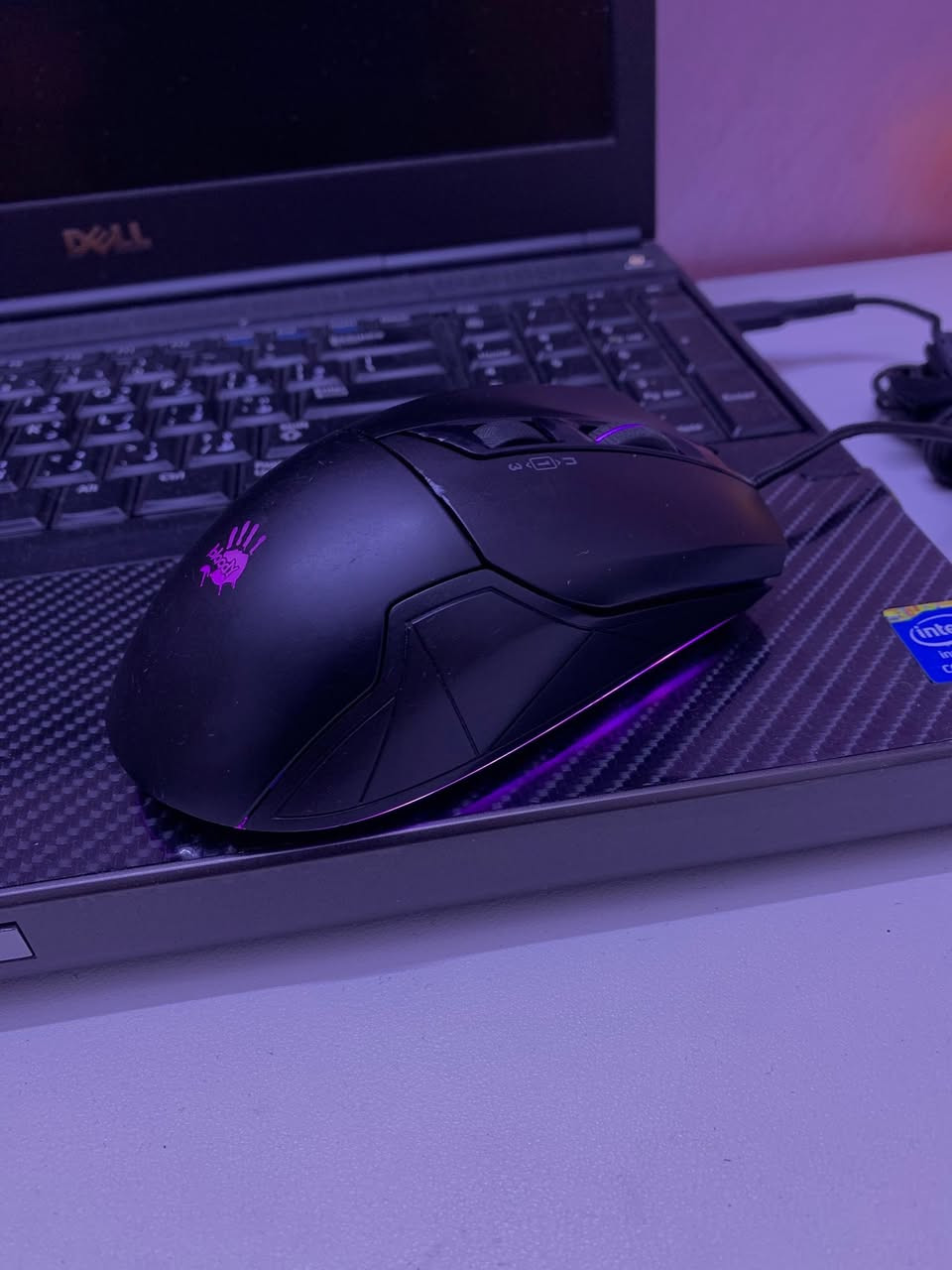 ابسعر 15 الف فقط 
.
للبيع ماوس القيمنق الاحترافي الغني عن التعريف Bloody W70 Max (النسخة المفعّلة Activated جاهزة، يعني السوفتوير المدفوع مال ثبات الارتداد والماكرو مفتوح بيه رسمي ومجاني).

القطع المتوفرة: 3 قطع فقط (Open Box) بحالة الوكالة ونظافة 100%، مستخدمة فقط للتأكد من الشغال.

💡 أهم المواصفات والخصائص العملاقة:
 المستشعر: BC3332-A 10K عالي الدقة وسريع جداً بالـ Flicks.

 الحساسية: تصل إلى 10,000 DPI حقيقية.
 معدل الاستجابة (Report Rate): يوصل لـ 2000Hz (سرعة استجابة فائقة 0.5ms يعني أسرع من أغلب الماوسات بالسوق).

 الأزرار: يحتوي على عجلة مزدوجة (Dual-Wheel) للتنقل السريع بين وضعيات الإطلاق، وزر قناص (Sniper Button) جانبي.

 مسافة الرفع (LOD): تكدر تتحكم بارتفاع السينسور من دقمة أسفل الماوس حتى ما يفلت عندك الآيم.

 الأقدام: أقدام معدنية حمراء (Armor Boot) سريعة الانزلاق وعمرها طويل ما تستهلك.

 الإضاءة: نظام RGB كامل يفتر داير حبل الماوس وشعار اليد.


**إذا كنت صاحب هذا الإعلان وتريد حذفه لأي سبب، رجاءا أرسل رسالة إلى الدعم الفني**