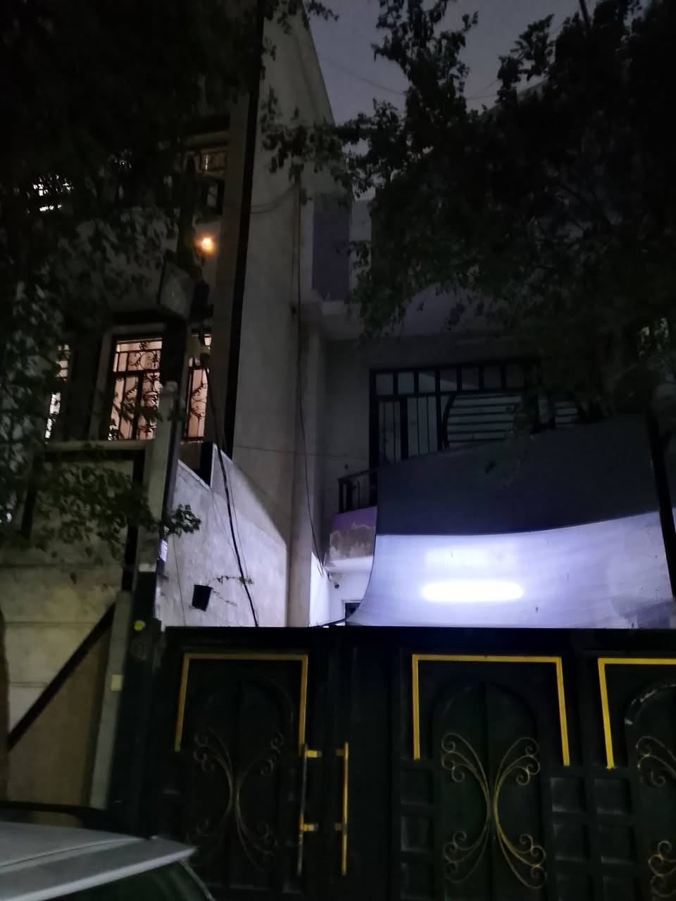 السلام عليكم
دار للبيع مساحه ١٥٠ 
واجهه ٧ و نص نزال ٢٠
٤غرف نوم
عنوانه البنوك الضباط قرب مدرسه دمشق
***********
