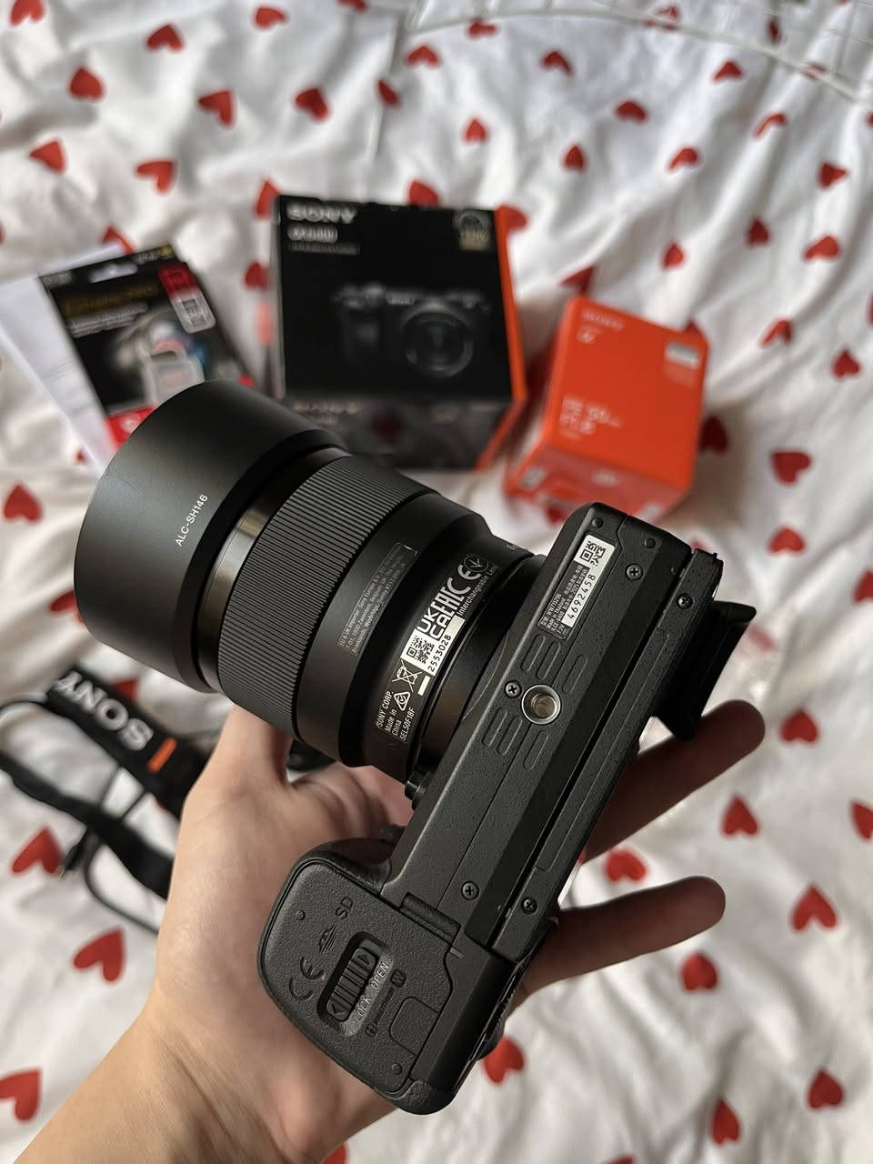 📸 للبيع – Sony A6400 بحالة ممتازة
كاميرا نظيفة جداً استخدام شخصي وخفيفة
استخدم لفترة قصيرة متتجاوز ل٦ أشهر 
ما بيها أي خلل، الفحص مفتوح

🔸 المواصفات:
 • تصوير 24.2MP
 • فيديو 4K
 • شاشة متحركة
 • فوكس سريع جداً

🔹 مرفق وياها:
العدسة الي تجي مع الكامرة 16-50 
 • عدسة 50mm f/1.8
 • بطارية + شاحن + رام 64 كيكا 
 • كرتون 

عدد الشتر: ( 5026 )

السعر: 1,250,000
الموقع: بغداد


**إذا كنت صاحب هذا الإعلان وتريد حذفه لأي سبب، رجاءا أرسل رسالة إلى الدعم الفني**