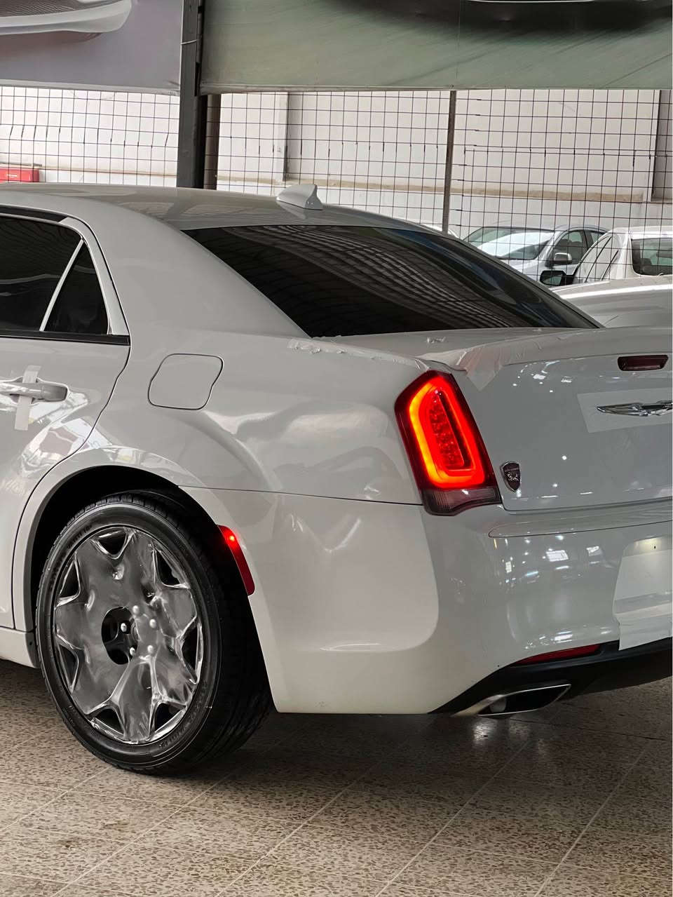 Chrysler 2018 S black edition 
فوللل و مکفول کفالة عامة 
مواصفات S
بدون فتحة
كشانت جلد
كشنات كهرباي
شاشة كبير
شفافت بستيرن
كشنات هيتر
كاميرة حساس
كير ماوس
تحكمات ستيرن
كيج ٢٦٠
دبل لحية بلادي بجم عريض 
ماشية ١٦٠الف
اخوان سيارة كفالة عامة من صبغ تبديل بارد كلشي مابي على وضع شريكة
رقم اربيل بسمي كل شيء جديد حتى ٢٠٣١
مكان اربيل
*********** وتساب أربيل, العراق
