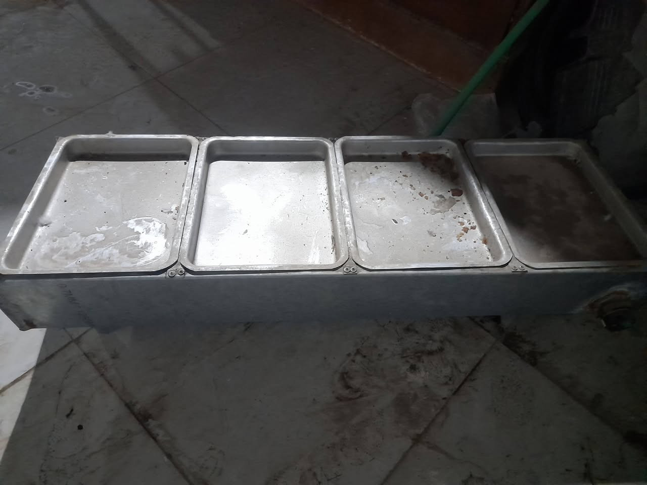 ميز فلافل كامل و سفينة عرض مع هيتر شغال للبيع
***********
