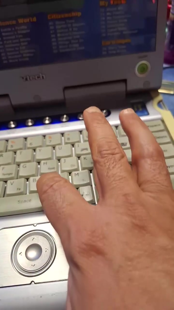 هذا الجهاز هو VTech AdvanceXtra، وهو كمبيوتر محمول تعليمي للأطفال مصمم لتعليم مهارات متنوعة بطريقة تفاعلية.إليك قائمة الفئات الرئيسية للألعاب والأنشطة الموجودة في القائمة:Language Lab (مختبر اللغة): يركز على الحروف، الأرقام، وتكوين الكلمات باللغتين الإنجليزية والفرنسية.Word Zone (منطقة الكلمات): أنشطة متقدمة في التهجئة والقراءة.Maths Mania (هوس الرياضيات): تمارين في العد، الجمع، الطرح، وحل الألغاز الحسابية.Science World (عالم العلوم): أنشطة لتعريف الطفل بالبيئة، الحيوانات، والطقس.Citizenship (المواطنة): يعلم الآداب، النظافة، والمهارات الاجتماعية.


**إذا كنت صاحب هذا الإعلان وتريد حذفه لأي سبب، رجاءا أرسل رسالة إلى الدعم الفني**