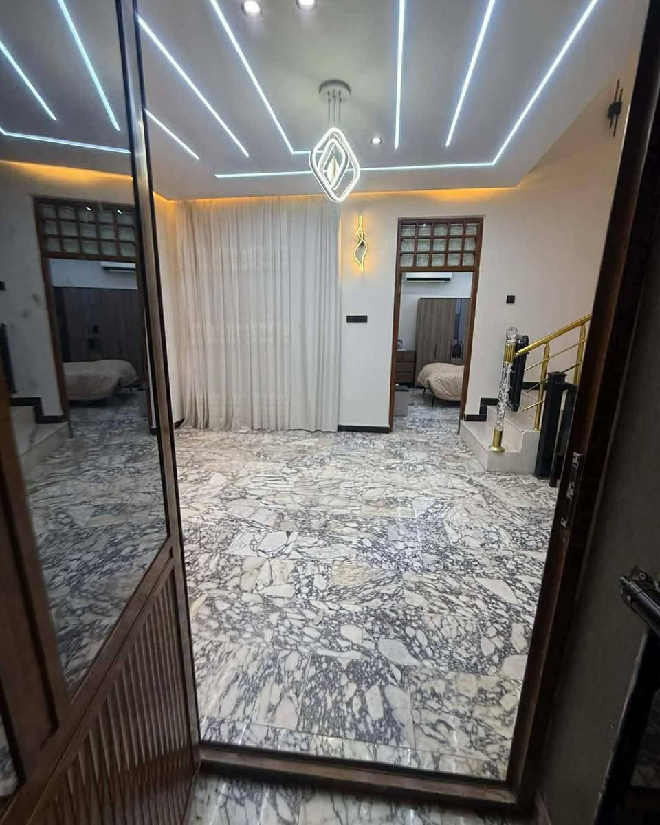 🏡 دار للبيع – حي الجامعة 🔥

📍 الموقع: حي الجامعة – المربع الأول
📍 قرب المركز الصحي

📐 المساحة: 100 م²
📏 الأبعاد: 10 × 10
🏗️ بناء حديث – طابقين

✨ تفاصيل الدار:
✔️ 4 غرف نوم
✔️ صالتين
✔️ استقبال
✔️ مطبخ
✔️ 3 صحيات
✔️ أرضية مرمر
✔️ سقوف جبس بورد للطابقين

💰 مطلوب للمبادرة: 75 مليون

✨ البيت مرتب وجاهز للسكن
✨ موقع ممتاز وقريب من الخدمات

📞 للاستفسار والتواصل:
***********
***********

🏢 مكتب أساس للعقار والمقاولات العامة
📍 الديوانية – حي الفرات – مقابل جامع الإمام المهدي

#دار_للبيع
#حي_الجامعة
#عقارات_الديوانية
#مكتب_اساس
#بيع_وشراء
#الديوانية
#استثمار
