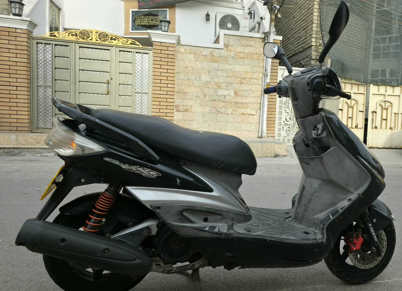 السلام عليكم دراجه سكنس فحل
لونين صفاح رصاصي واسود 
كامله بدون اي نقص بلاديه 
 مكينه مفوله شك الكاع
 مكاتبه مال معرض + منفيس 
السعر   650  بيهه مجال بسيط  
كهربائيات كله شغال  شلعه فول
العنوان : بغداد مدينه الصدر  
الاورفلي قرب العماره البرتقاليه
للاستفسار  : ***********
