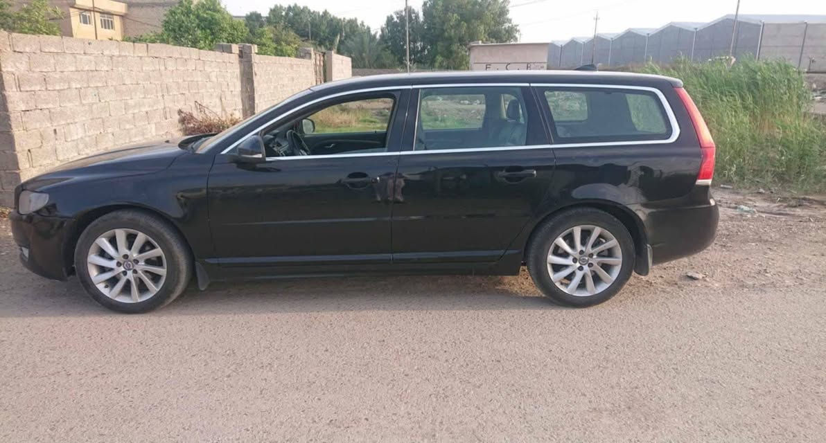 سلام عليكم للبيع بسعر مناسب جداً 80ورقه
فالفو v70 مديل ٢٠١٦  
سيارة كاملة مابيها نقص برغي محرك كير شرط رقم سلمانيه بسمي سياره تبريد دواخلها كلها جديد سعرها بلاش  ٨٠ ورقه بيها مجال  مكان سياره بغداد اللاستفسار اتصال برقم ***********
