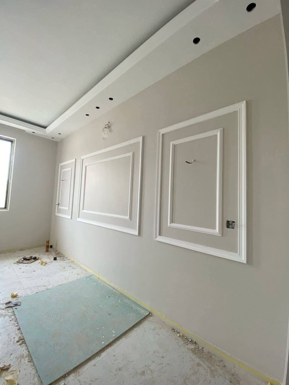 اعمال صبغ وديكورات وسقوف ثانوية وتغليف جدران باسعار مناسبة للاستفسار.  ع الرقم ***********
