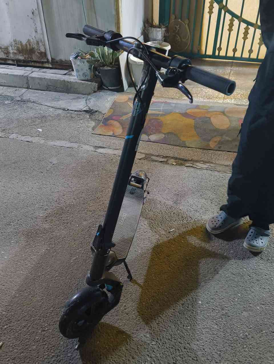 سكوتر سعره بالوكاله 900 دولار
دبلات يتحمل وزن 300 كيلو 
سرعه 30
بي برنامج على التلفون تتحكم بكل اشيائه 
وبي اشاير يمين يسار 
السكوتر يمشيك 55 كيلو بشحنه وحده
الشراي يخابرني 
***********
