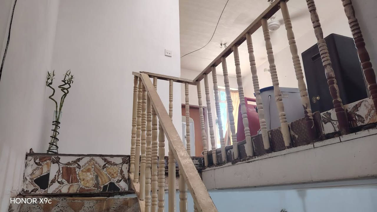 سلام عليكم يوجد بيت مساحه 100 طابقين في كربلاء كنطرت سلام شارع المدرسي جاهز يصلح حسينيه وسكن يبعد عن المام 2 عقد زراعي قرار 117 مشمول بل طابو متوفر كافت الخدمات سعر البيت 65 مليون وبي مجال الستفسار علا رقم *********** أبو مالك الاسدي
