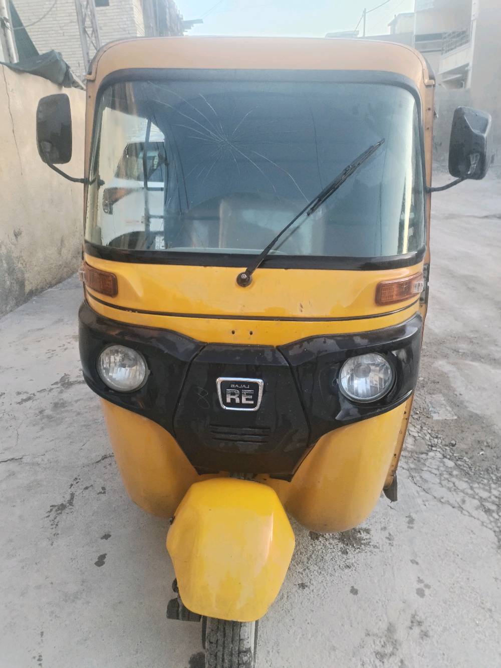 تكتك موديل BAJAJ RE، اللون أصفر، بحالة جيدة مع باب منزلق وجدران جانبية شفافة. ممتاز للتنقل داخل المدينة، اقتصادي في استهلاك الوقود ومناسب للمسافات القصيرة. للإستفسار والمعاينة الرجاء التواصل عبر الرسائل.