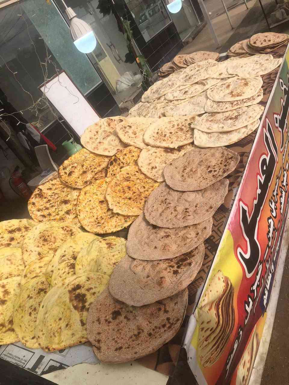 @إشارة  😊
*🔥 خبزنا غير .. طعم درجة أولى 🔥*

*- خبز جبن*: طري، جبن ذايب، ريحة تفتح النفس  
*- خبز عروك*: بهارات فاخرة وطعم عراقي أصيل  
*- خبز سمسم حجم كبير*: مقرمش من بره، قطني من جوه، ومكسب ويه الچاي  
*- خبز شعير دبل سمسم*: صحي ومشبع، دبل سمسم دبل طعم  
*- خبز عادي دبل*: يوميتك تصير أطيب  
*- خبز شعير عادي*: خفيف ع المعدة، يناسب الدايت  

خبز يومي طازج من التنور لبيتك  
الحجز مفتوح للطلبات والكميات  

📍 *الموقع*: بعقوبة - التحرير قرب المعهد التقني  
📞 *للطلب*: ***********  ***********

#خبز_تنور #خبز_عراقي #بعقوبة #خبز_شعير #خبز_جبن

---
