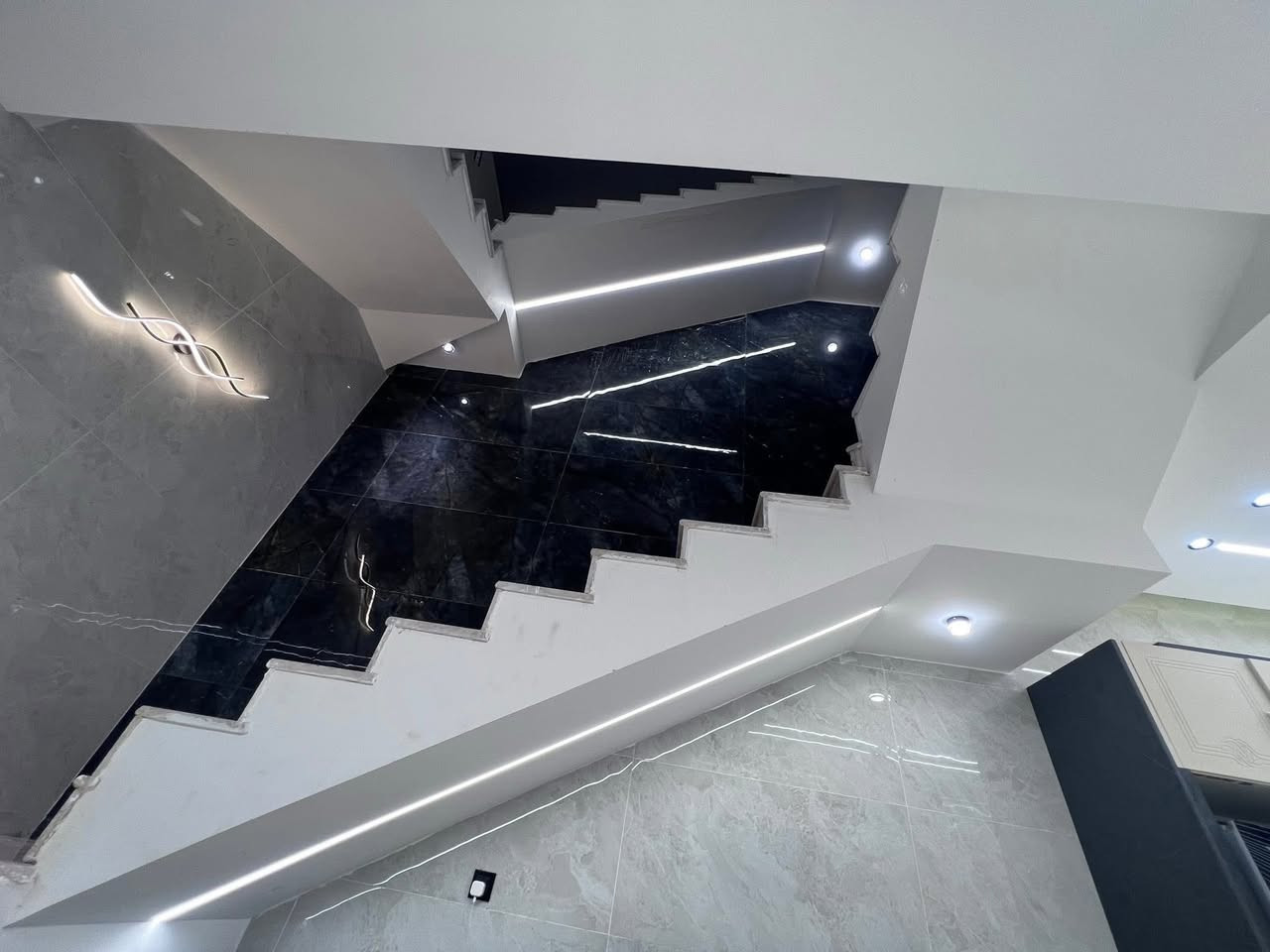 سلام عليكم 
بيت لبيع او مراوس او رهن 
بناء هندسي حديث ما صار اربع اشهر من كمل 2025
مساحته ١٣٠متر واجة ٩ نزل ١٤.٥ شارع ١٠
الموقع حي ابو خالد خلف الدكتور شهاب التميمي 
بناء متعوب عليه
طابقين والثالث مخزن 
البيت الطابق الارضي يتكون من طارمه ومدخل استقبال وصحيات عدد 2 ومطبخ وصاله مفتوحه نظام تركي 
طابق الثاني ثلاث غرف وصحيات 2 الثالث بيتونه تعتبر مخزن 
***********مصطفى التميمي لاستفسار
