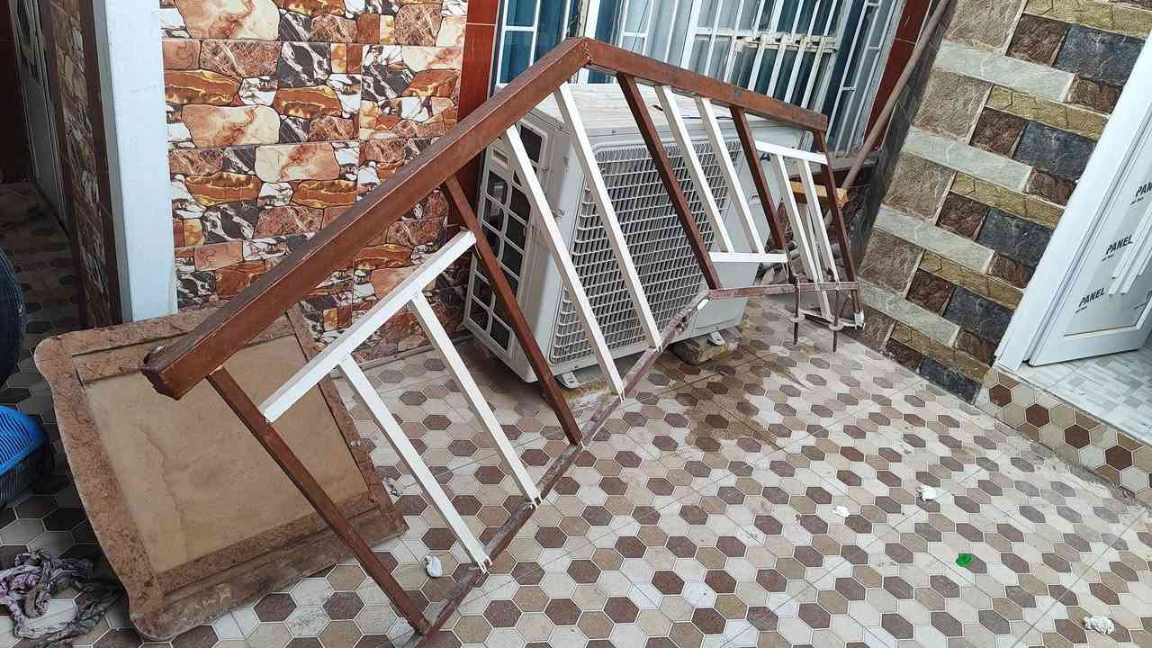 محجر حديد للبيع
اخو الجديد 
السعر 150 وبي مجال 
الموقع:- حله حي العسكري شارع 30
التواصل:- ***********
