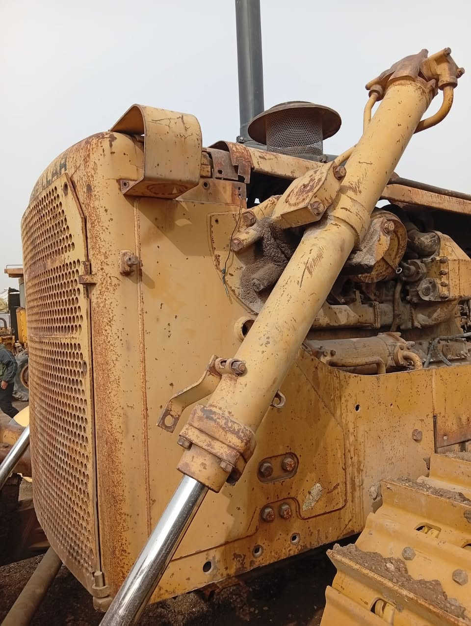 السلام عليكم بلدوزر للبيع موديل ٨١ حجم D8kرقم بغداد مكانهه بغداد سايز ٢٥ جاهزة للعمل مع قمارة حجرية او شمسية حسب الطلب  *********** عمار البديري
