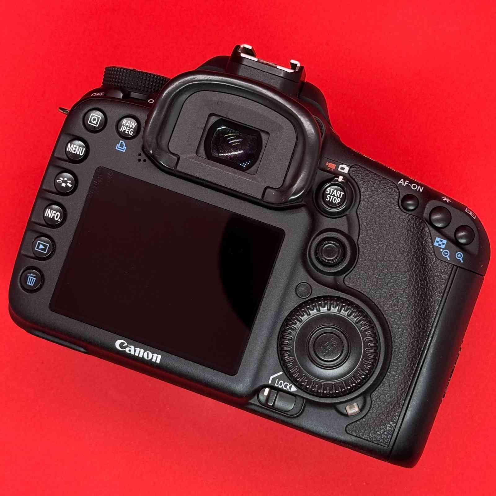 ​📸 للبيع: Canon 7D (Body)
فرصة نادرة.. شاتر 4k فقط! 🔥
​الحالة: ممتازة (بدون عدسة).
​الشاتر: 4,000 صورة (استعمال خفيف جداً).
​المشتملات الكاملة: (شاحن - بطارية - حزام - وصلة - شنطة).
​هدية مجانية: ميموري 64G 🎁.

​#Canon #Photography #DSLR #Camera #UsedCamera #PhotographyGear #Sale #PhotographyMarket #تصوير #كاميرات #كانون #كاميرات_مستعمله #للبيع #معدات_تصوير #كاميرا_للبيع #سوق_المستعمل #فوتوغرافية #هواة_التصوير


**إذا كنت صاحب هذا الإعلان وتريد حذفه لأي سبب، رجاءا أرسل رسالة إلى الدعم الفني**