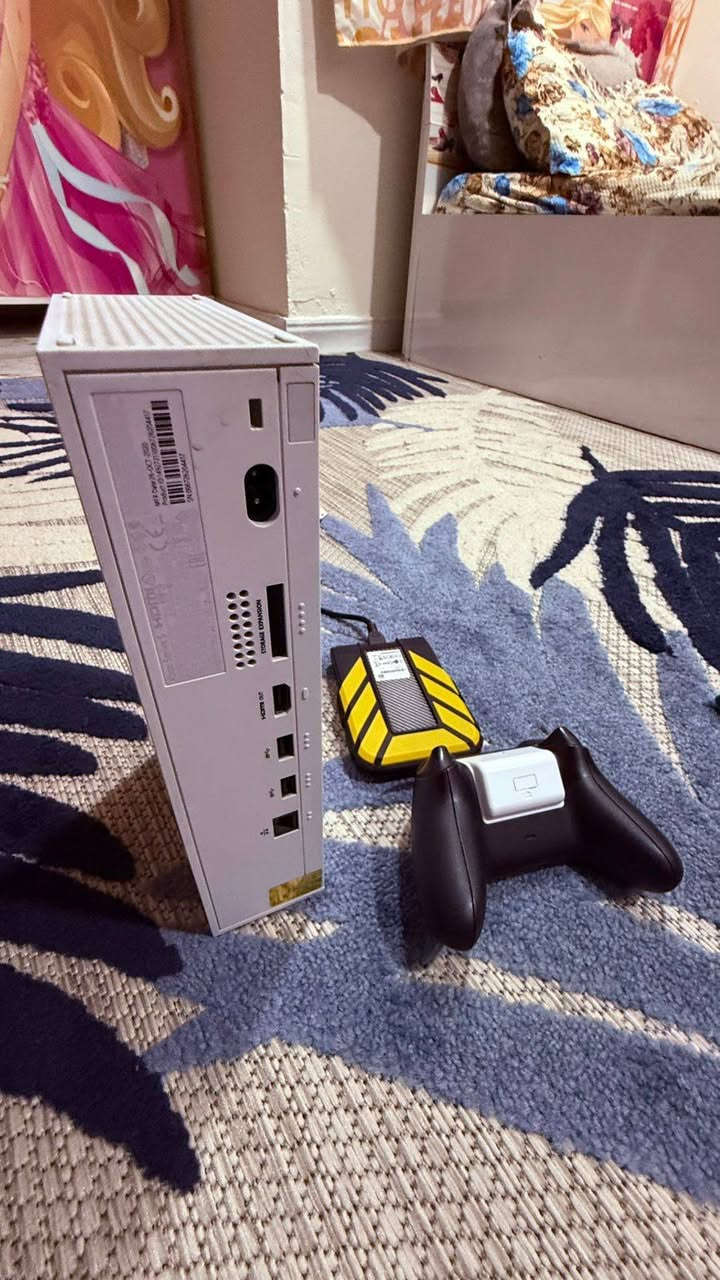 للبيع xbox series S
،،الاكس بوك نضيف جدا

،،اليدة اصلية مال شركة بس بدلتله القاعدة مال بطارية 
والبطارية اصلية هم مال شركة 

،،ويا هارد 1TB تخزين العاب اي شي تريد اسوي بي اخذتة جديد 
سعرة 70 الف 

،،التخزين الداخلي 512 كيكبايت 

ملاحضة : بدون كارتونة 

ملاحضة : غير مفتوح ابدا

السعر : 350 او بي مجال 

واتساب : ***********
